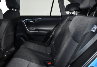 Подержанный автомобиль Toyota RAV4 2021 года (12 фото)