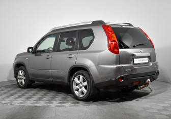 Подержанный автомобиль Nissan X-Trail 2010 года (7 фото)
