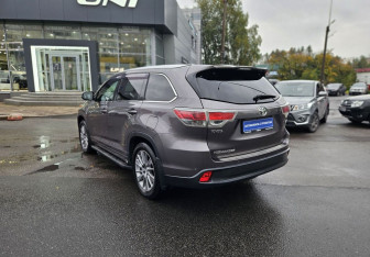 Подержанный автомобиль Toyota Highlander 2015 года (6 фото)