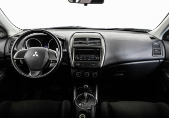 Подержанный автомобиль Mitsubishi ASX 2013 года (10 фото)