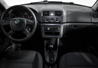 Подержанный автомобиль Skoda Fabia Hatchback 2010 года (13 фото)