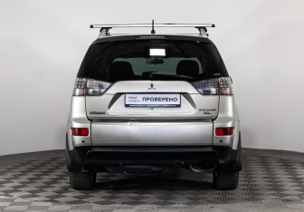 Подержанный автомобиль Mitsubishi Outlander 2007 года (6 фото)