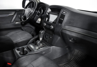 Подержанный автомобиль Mitsubishi Pajero 2013 года (13 фото)