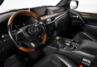 Подержанный автомобиль Lexus LX 2017 года (9 фото)