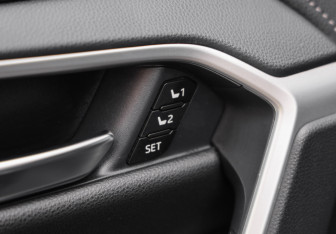 Подержанный автомобиль Toyota RAV4 2022 года (25 фото)