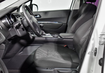 Подержанный автомобиль Peugeot 3008 2012 года (10 фото)