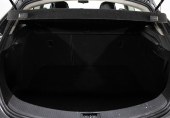 Подержанный автомобиль Opel Astra Hatchback 2012 года (18 фото)