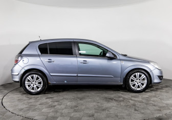 Подержанный автомобиль Opel Astra Hatchback 2010 года (4 фото)