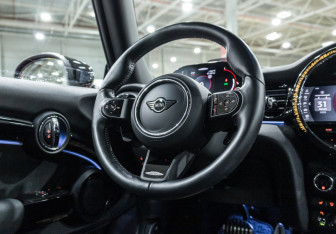 Подержанный автомобиль MINI Hatch 2021 года (18 фото)