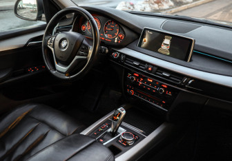 Подержанный автомобиль BMW X5 2015 года (9 фото)
