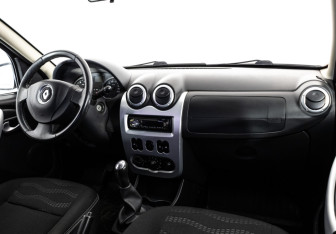 Подержанный автомобиль Renault Sandero 2014 года (9 фото)