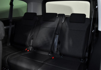 Подержанный автомобиль Peugeot Traveller 2020 года (13 фото)