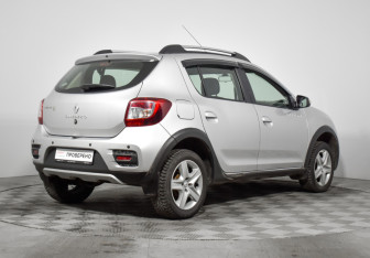 Подержанный автомобиль Renault Sandero 2015 года (5 фото)