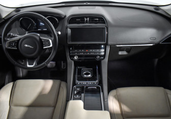 Подержанный автомобиль Jaguar F-Pace 2019 года (16 фото)