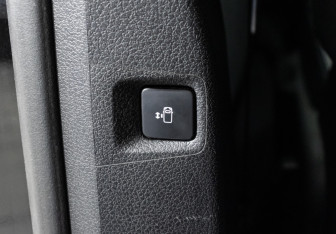 Подержанный автомобиль Peugeot Traveller 2018 года (17 фото)