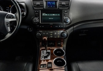 Подержанный автомобиль Toyota Highlander 2012 года (14 фото)