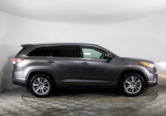 Подержанный автомобиль Toyota Highlander 2015 года (5 фото)