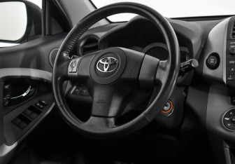 Подержанный автомобиль Toyota RAV4 2008 года (14 фото)