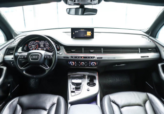 Подержанный автомобиль Audi Q7 2015 года (47 фото)