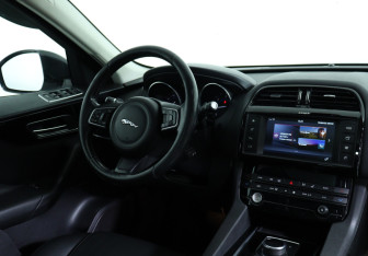 Подержанный автомобиль Jaguar F-Pace 2016 года (11 фото)
