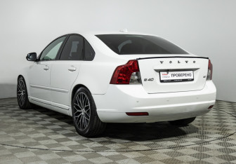 Подержанный автомобиль Volvo S40 2011 года (7 фото)