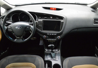 Подержанный автомобиль Kia Ceed Wagon 2016 года (14 фото)