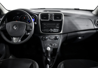 Подержанный автомобиль Renault Sandero 2015 года (14 фото)