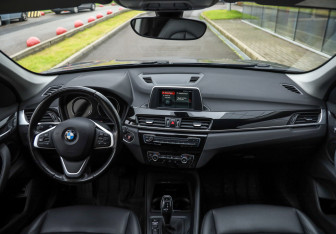 Подержанный автомобиль BMW X1 2018 года (11 фото)
