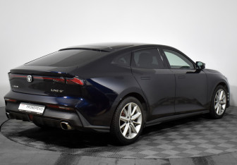 Подержанный автомобиль Changan UNI-V 2023 года (5 фото)