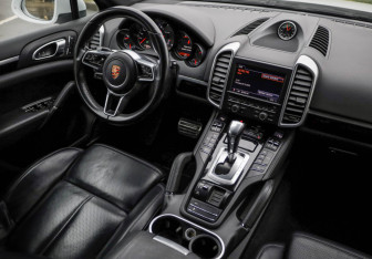 Подержанный автомобиль Porsche Cayenne 2014 года (10 фото)