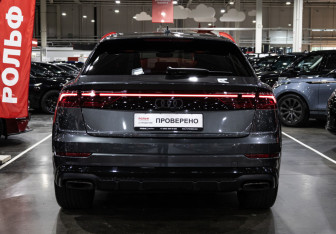 Подержанный автомобиль Audi Q8 2023 года (8 фото)