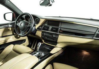 Подержанный автомобиль BMW X6 M 2011 года (9 фото)