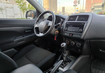 Подержанный автомобиль Mitsubishi ASX 2017 года (13 фото)