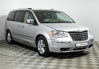 Подержанный автомобиль Chrysler Voyager 2008 года (3 фото)
