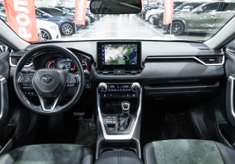Подержанный автомобиль Toyota RAV4 2022 года (15 фото)