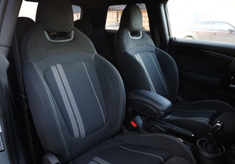 Подержанный автомобиль MINI Hatch 2020 года (25 фото)