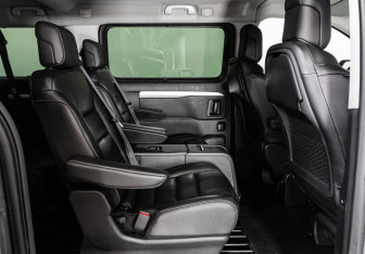 Подержанный автомобиль Peugeot Traveller 2020 года (19 фото)