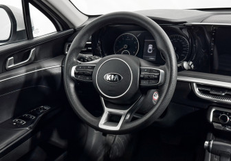 Подержанный автомобиль Kia K5 2021 года (16 фото)