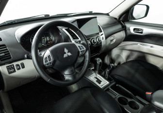 Подержанный автомобиль Mitsubishi Pajero Sport 2013 года (11 фото)
