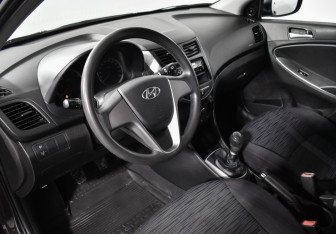 Подержанный автомобиль Hyundai Solaris Hatchback 2015 года (9 фото)