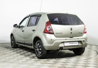 Подержанный автомобиль Renault Sandero 2011 года (7 фото)