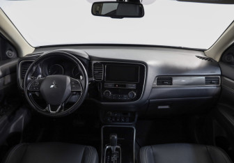 Подержанный автомобиль Mitsubishi Outlander 2019 года (9 фото)