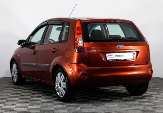 Подержанный автомобиль Ford Fiesta Hatchback 2007 года (7 фото)