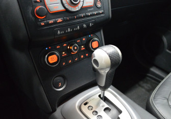 Подержанный автомобиль Nissan Qashqai 2007 года (14 фото)