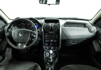 Подержанный автомобиль Renault Duster 2016 года (13 фото)
