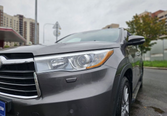 Подержанный автомобиль Toyota Highlander 2015 года (8 фото)