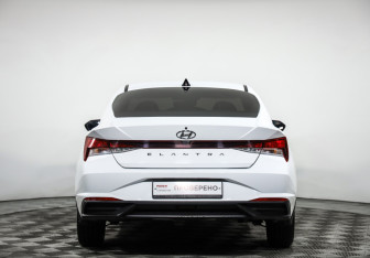 Подержанный автомобиль Hyundai Elantra Sedan 2021 года (6 фото)