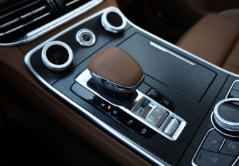 Подержанный автомобиль Hongqi H9 2024 года (13 фото)