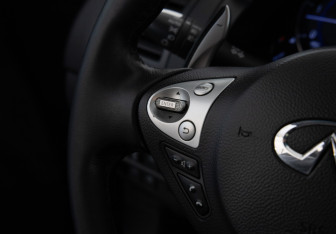 Подержанный автомобиль Infiniti QX70 2014 года (22 фото)