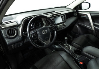 Подержанный автомобиль Toyota RAV4 2018 года (11 фото)